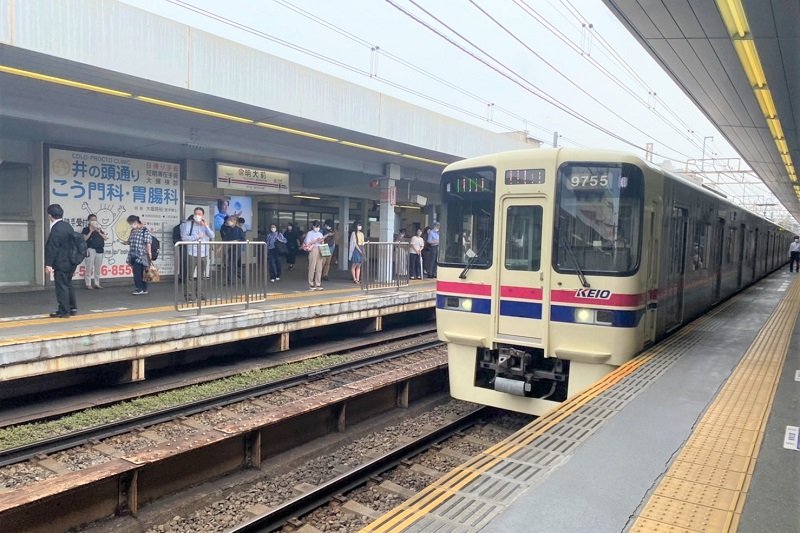 乗り換え》明大前駅、京王井の頭線から京王線へ。 Meidaimae - YouTube