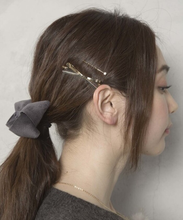 聞かれまくったねじってとめるアレンジのやり方 ピンつけるだけでなんかいい感じになるから 最近はまっとる どれも簡単に数分でできるものだから ぜひやってみてね¨̮ ゴールドピンヘアピンヘアアレンジヘアアレンジ簡単ゆるコーデ春コーデ春