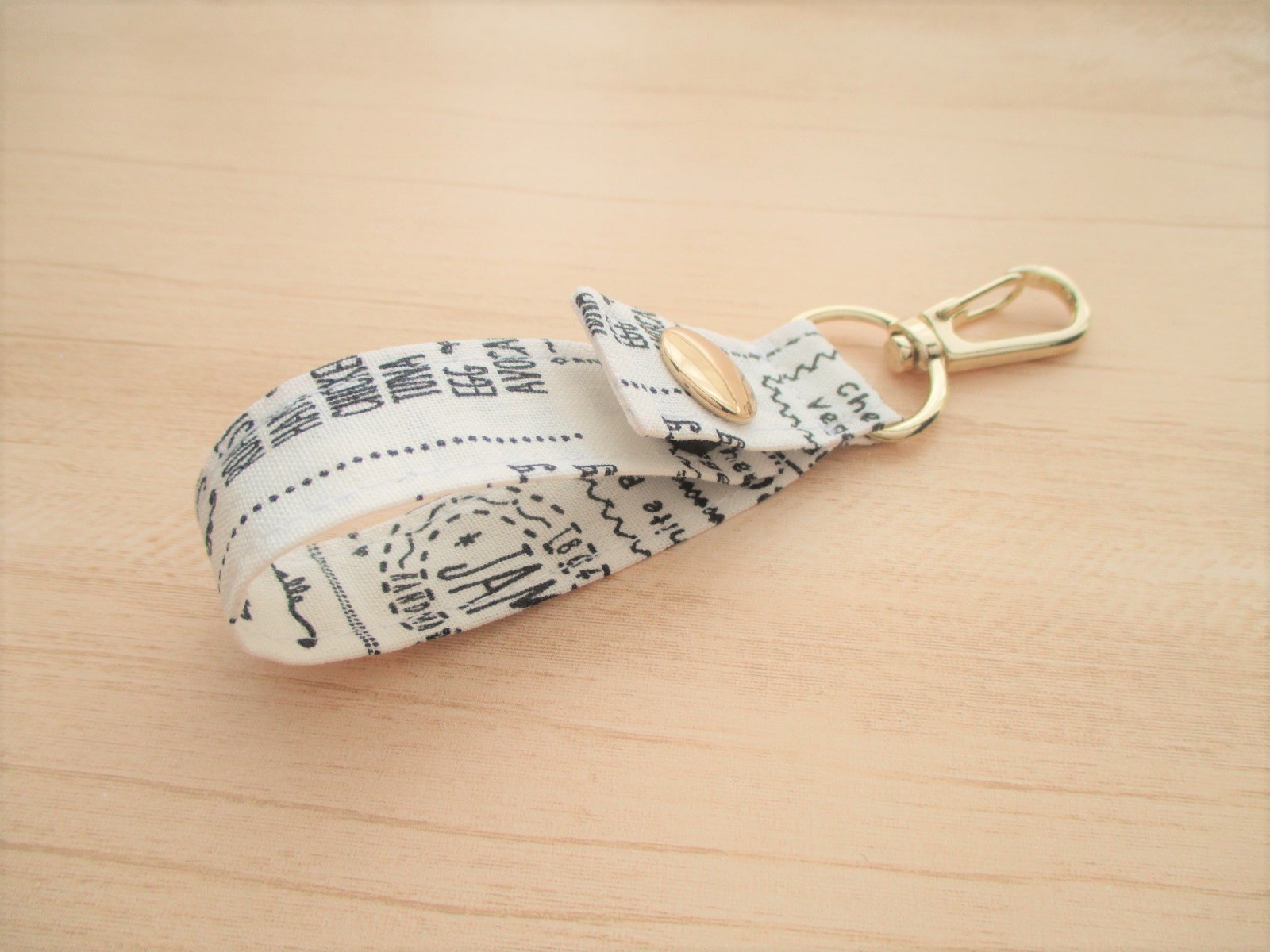 100均グミ&ゼリーパッケージで簡単レジン不要キーホルダーDIY