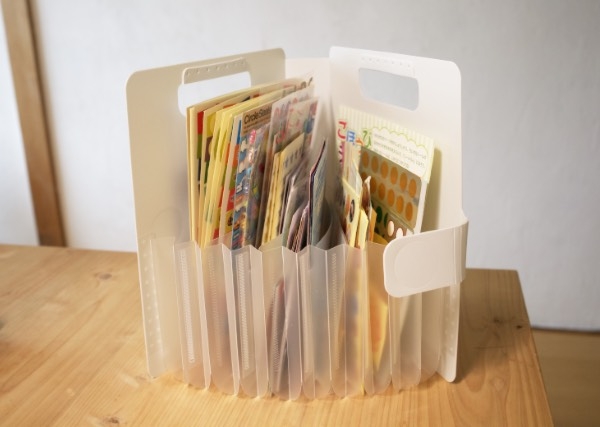 100均グッズでシール収納！増えるシールを種類別に使いやすく！ - 株式会社ワッツ