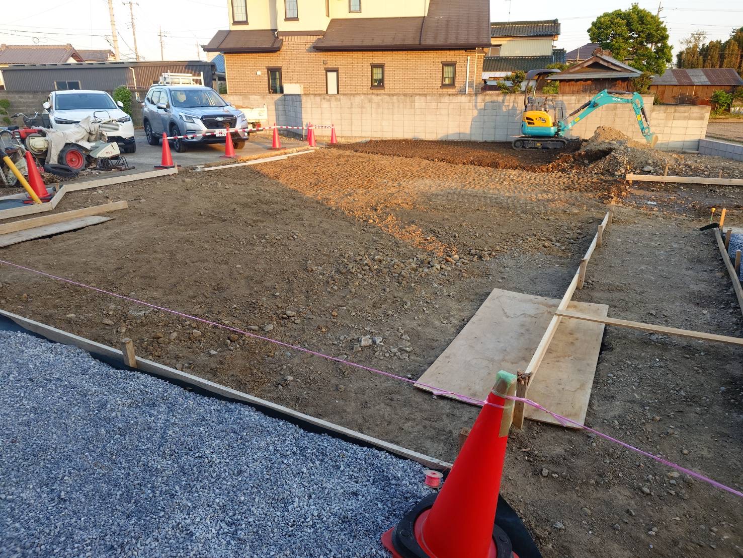 床下の土の鋤取り