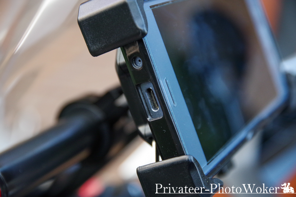 Kaedear カエディアバイク用品沢山の方からご要望頂いていた、スマホホルダーの日除けの設計が出来上がりました！ マンウント改キット無しでも 取り付けられ、持ち上げがスマートに行えてスマホの付け外しが簡単にできる構造にしました✨Instagram