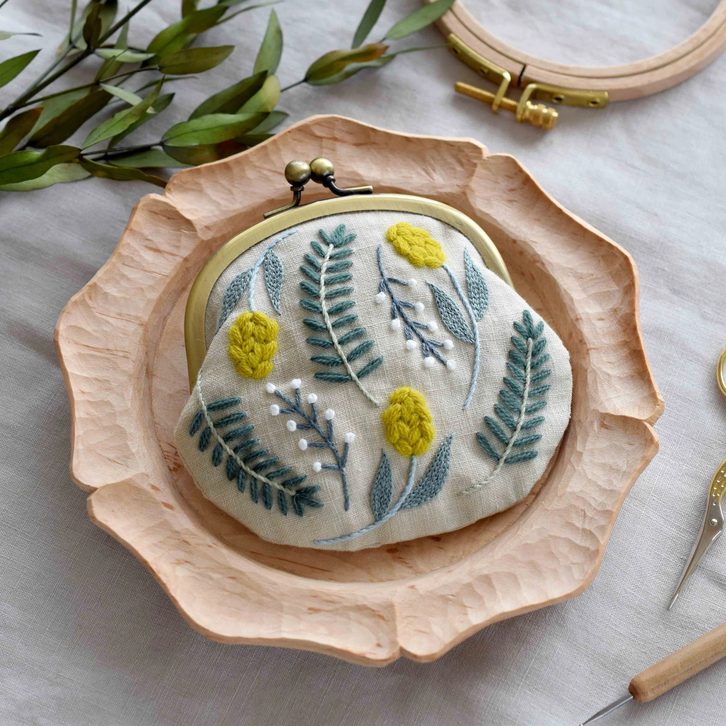 H103-231 作品集 極彩色で描くペルーの毛糸刺繍 アヤクーチョ刺繍 - ハマナカ商店