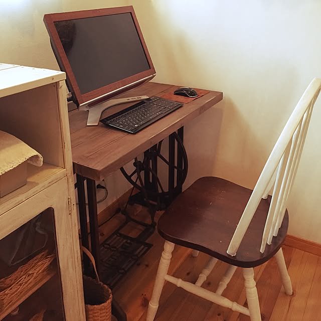Tights Working Table マーモリウムシートを貼り、デスクサイズにしました。天板の淵に貼った無垢のオーク材が良いアクセントになっています。天板は、マーモリウム3種類、無垢材、突板材とバリエーションがありますので、好みに合わせてカスタムしていただけます