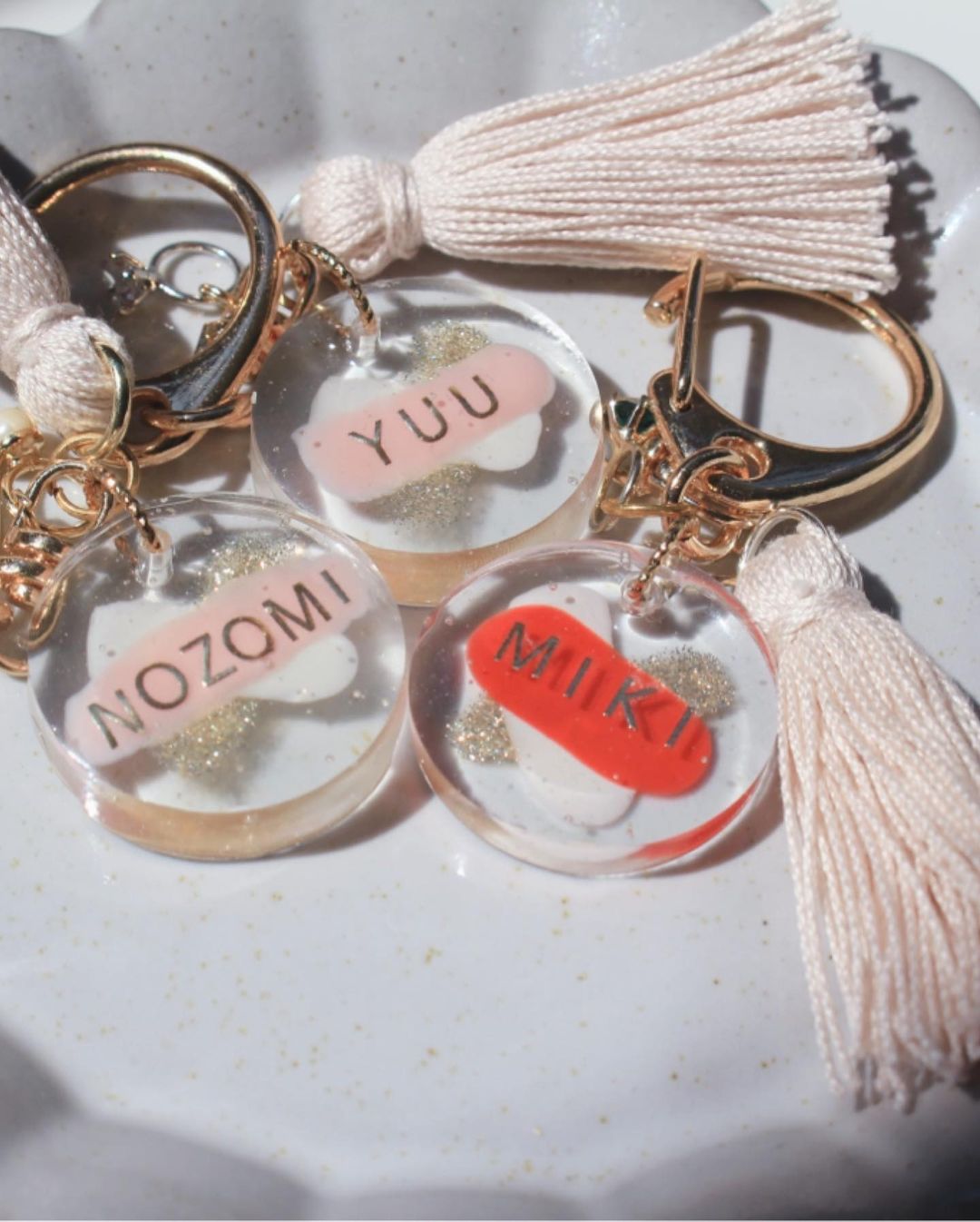 ご要望にあわせたデザインで文字入りの木製キーホルダーを作ってます。 - キーホルダー・ペットタグ