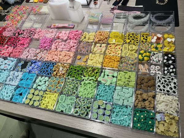 デコパーツ キラキラくちびる キラキラデコレーションパーツ スマホ等のオリジナルケースの作成に リップデザイン デコ素材LINEブランドカタログ