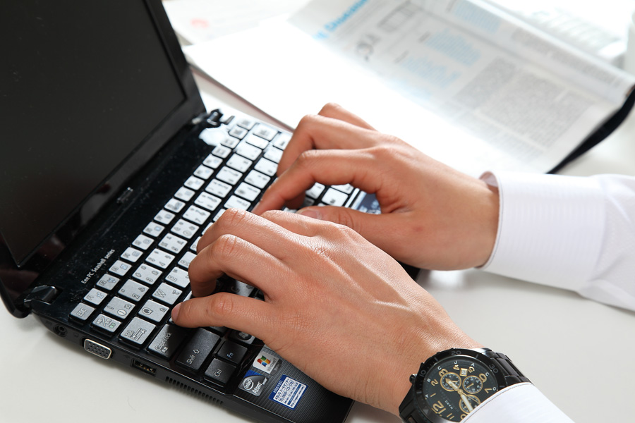 パソコンで仕事をする笑顔の女性