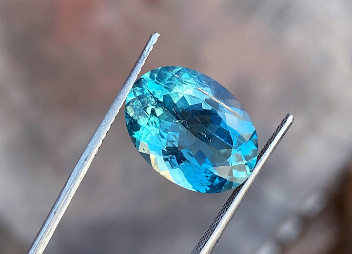 ブルートパーズ対アクアマリン — どちらの青い宝石が最高峰でしょうか