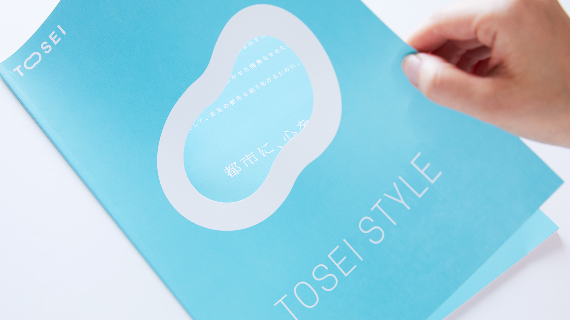 レンタル映像機器の製品カタログデザイン事例100人のデザイナ