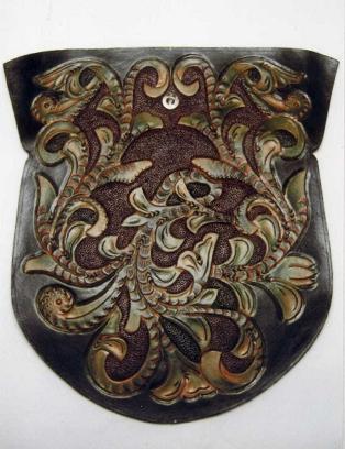 カービング二つ折り財布 ナチュラル、唐草柄 02007-10Atelier LeatherN - レザークラフト「ナホの手作りのお店」