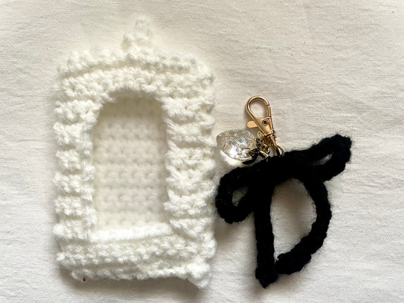 編み物トレカケース第三弾。 MINITEENの『PPYOPULI』のつもりで作ってみた。頭の方は立体的にしたい希望はあったものの、私の技術にはないので頭がありません 笑遠目で見るとそれっぽく見えなくもない かな？ 笑相変わらずガタガタですけどPPYOPULI編み物