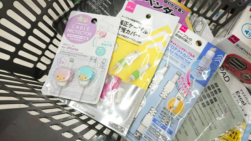 100均ダイソーの「ケーブルカバー ガード 」をレビュー。根元の断線予防 iPhone用 ライトニングケーブルrooms19