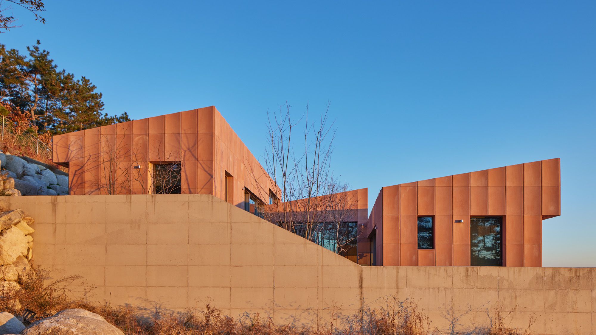 英会話教室の外観デザイン - 看板制作、トータルショップデザイン「SIGNPOST」