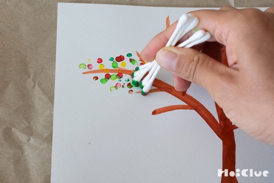 綿棒でトントン♪ りすぐみ 1歳児