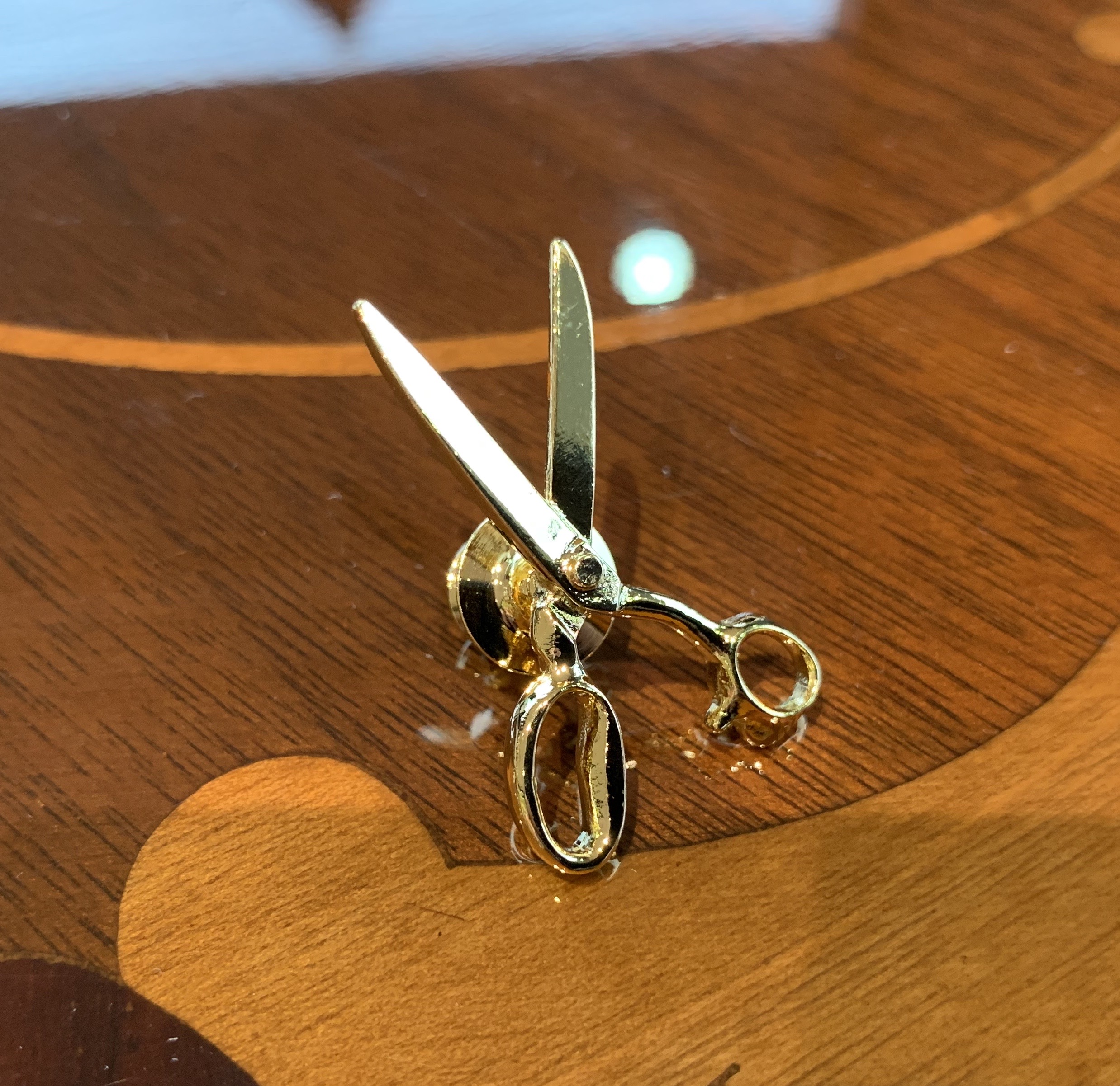 Kとハサミのロゴ