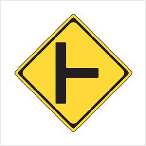 曇った空に、黄色と黒の曲がりくねった道路と、カーブ矢印の付いた警告標識写真素材1516281860Shutterstock