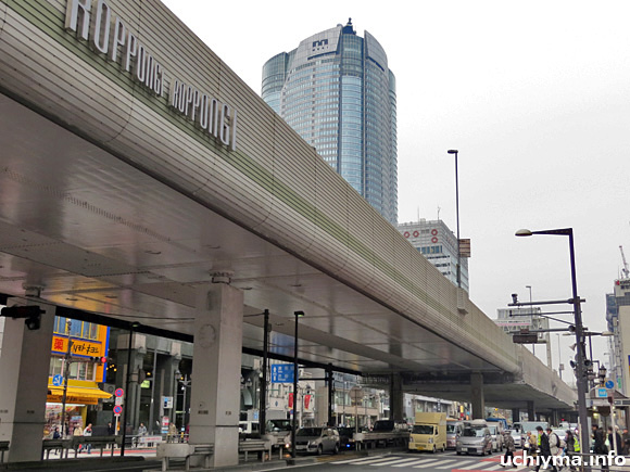 葛西薫 による、六本木商店街ロゴデザイン。良い。@ 六本木交差点 Roppongi Shopping Street logo design byKaoru Kasai. Nice. @ Roppongi crossing