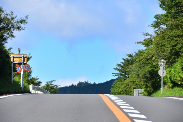 新種「黄色い破線」も登場!? 意外と知らない車線やセンターラインの意味 - 自動車情報誌「ベストカー」