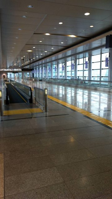 関西人のみなさん「立ち止まる」が正解です、動く歩道の乗り方Lmaga.jp