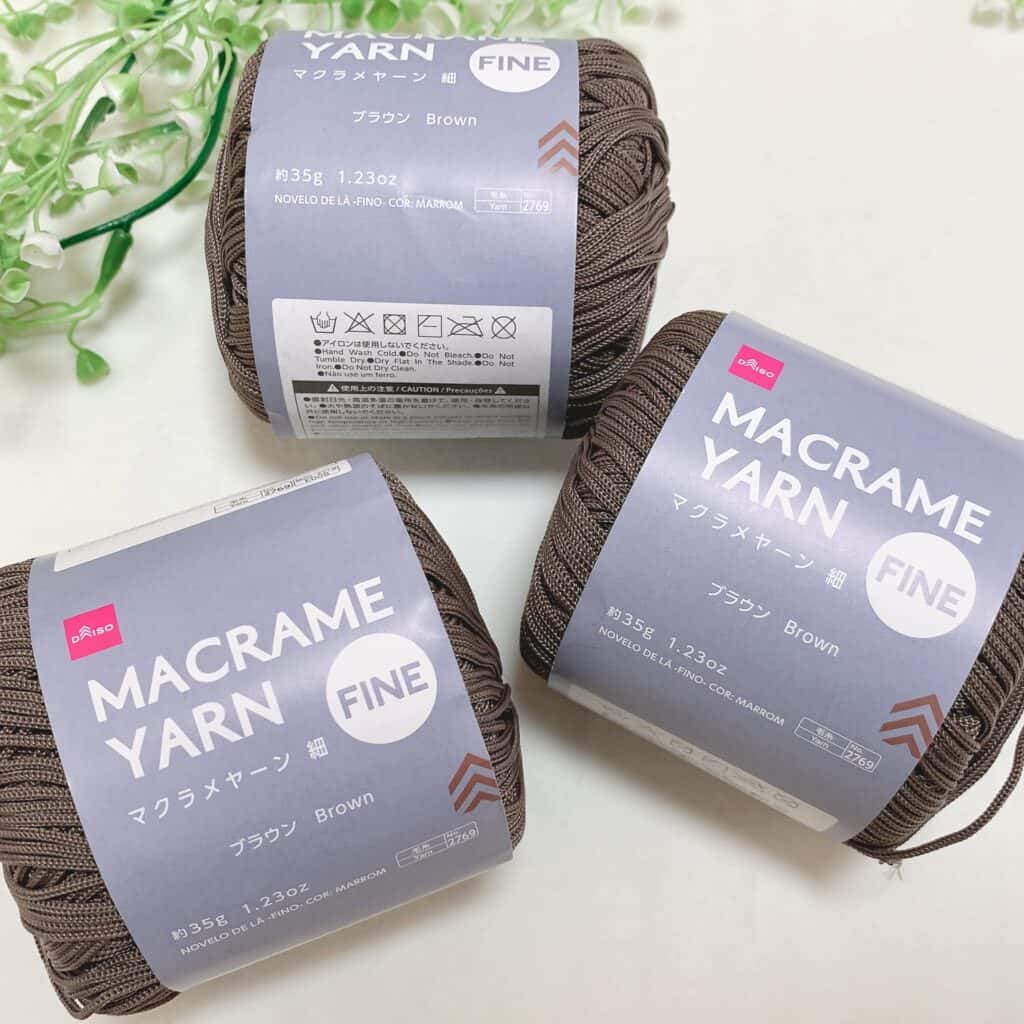 セリアのマクラメ糸で スマホハンドストラップ完成✨ 材料 ・ナスカン 1個 ・マクラメ糸 青系 250cm ・マクラメ糸 グレー系 150cm ・ マクラメ糸 グレー系 60cm まとめ結び用仕上がりサイズ 全長 約20cm ちょうど良いサイズに仕上がりました！ パラコードみたいに焼き