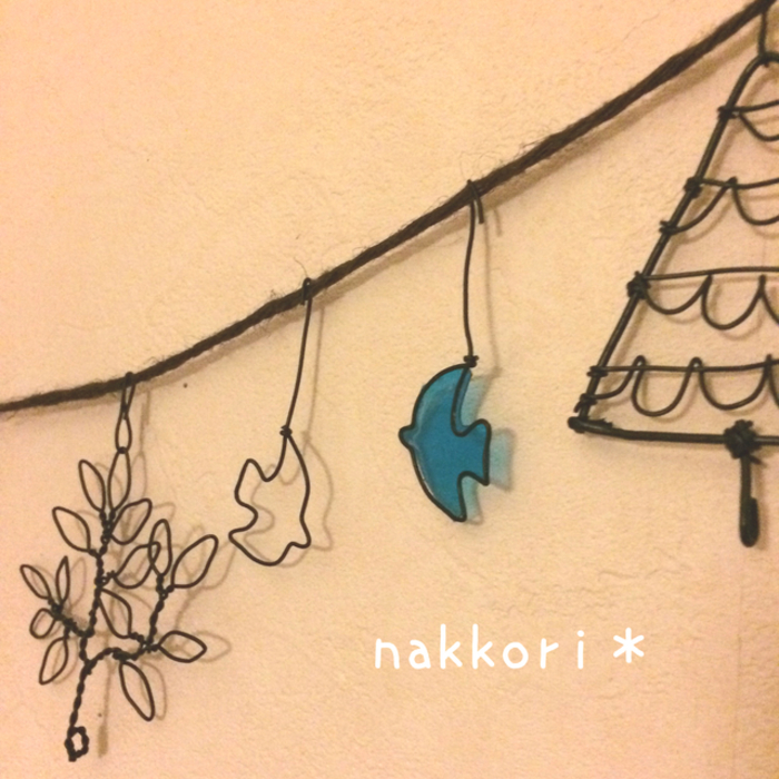 針金を編む 針金で編むアクセサリー ラベンダーのピアス 全長約5.5㌢ レース糸じゃなく ワイヤーで編みましたワイヤーを眼鏡留めから花芽、葉っぱ、茎 2本のラベンダーはを全て切らずに編んでるので、ワイヤーは極細ですが編む事によって程良いの張りがあり、デザイン