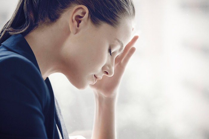 フリー写真頬に手を当てる外国人女性のポートレイトでアハ体験GAHAG著作権フリー写真・イラスト素材集 - GAHAG著作権フリー 写真・イラスト素材集