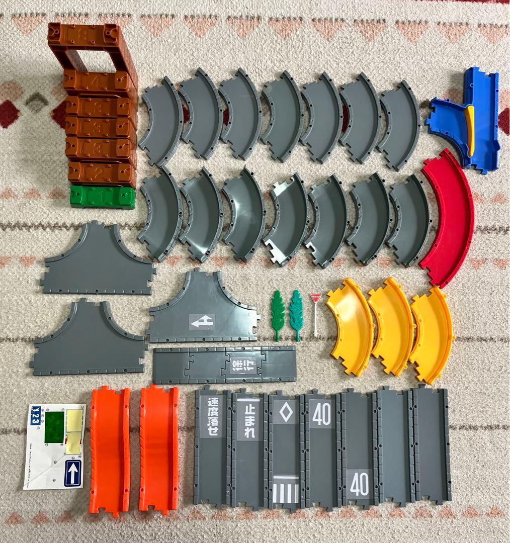 , 自作トミカ坂道 🚗, ＼, 風邪で引きこもってる時に作った坂道。, ※4枚目動画音あり,全然使ってもらえず母は悲しんでるけど、, 最近は坂道の下の隙間にトミカを隠して遊んでる 笑 , 使い方は違うけどまぁいいか🤣🤣, ., .,.,うたまる,たれまゆ,うたまるのおもちゃ,トミカ,トミカパーキング ,クリスマスプレゼント