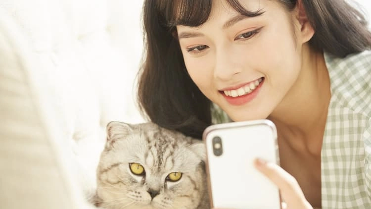 コロナビール誕生100周年！ キャンペーンアイテムの作品を描き下ろしたアーティスト・上岡拓也インタビュ