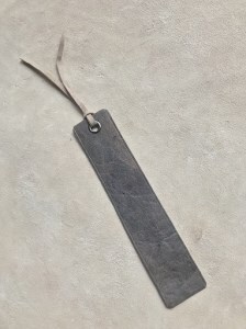 AmazonINOY STANDARDしおり 栃木レザー 日本製 本革 本 ブックマーク 紐付き 長さ9cm 一流の職人による手作りおしゃれな読書に ブックマーカー 栞 ギフト ブラウンしおり文房具・オフィス用品