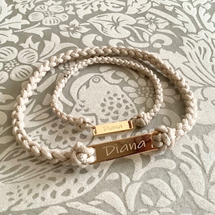 今回は、パラコードでキーホルダーの作り方のご紹介です。 こちらは、ダブル・クラウンシネットという編み方で編んでいます。 石だたみのような紐が組み合わさった、綺麗な編み目が特徴です😊 編み方の詳細は、POLALOPのブログをご参照ください。 ▽こちらの写真の詳細は