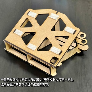 クラフトカップ紙。段ボールホルダーとプラスチックの蓋付きの空白の茶色のコーヒーカップテンプレート。透明な背景に分離された温かい飲み物のテイクアウトクラフトパックセット。使い捨てテイクアウトカフェパッケージPremiumベクトル素材