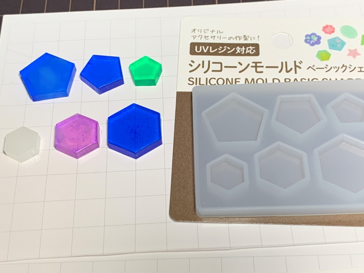 今回はセリアで購入したあじさいなどを使ってピアスを作りました♪あじさいにレジン液を塗るのは、平い筆などで塗ると良いと思います。100均以外でしたら蓋に筆が付いているコーティング用のレジン液が作業しやすいです。あじさいの後ろには花型のメタルパーツをつけ