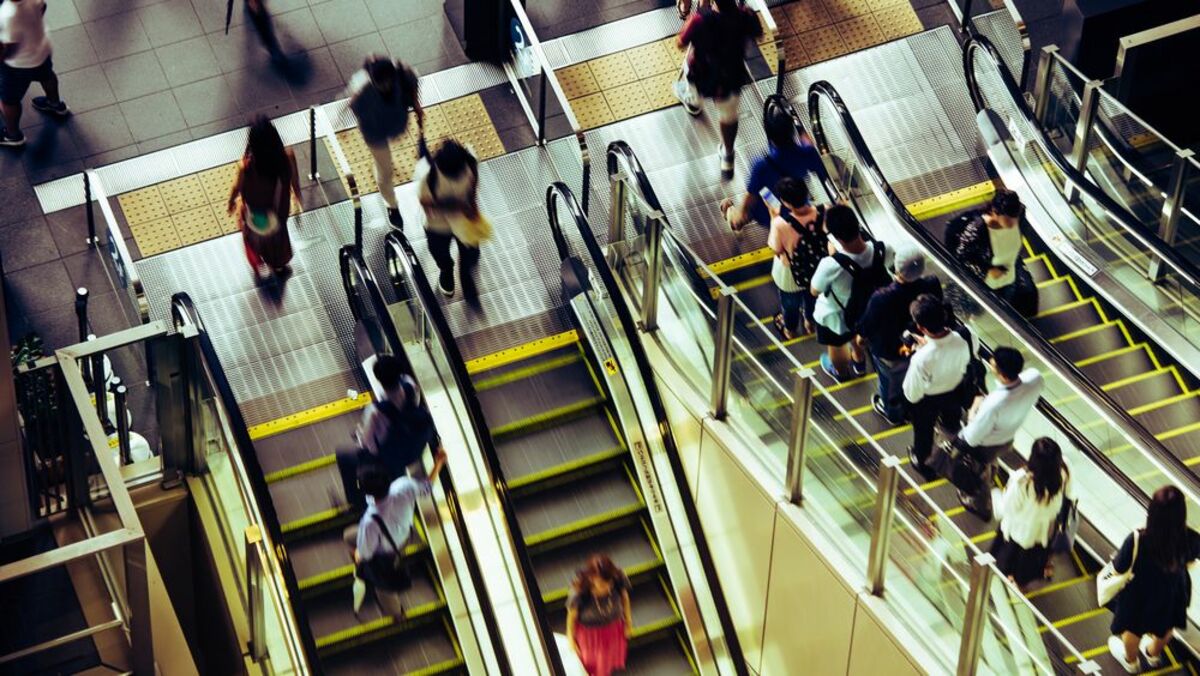 歩くエスカレーターの写真素材写真素材なら「写真AC」無料 フリー ダウンロードOK