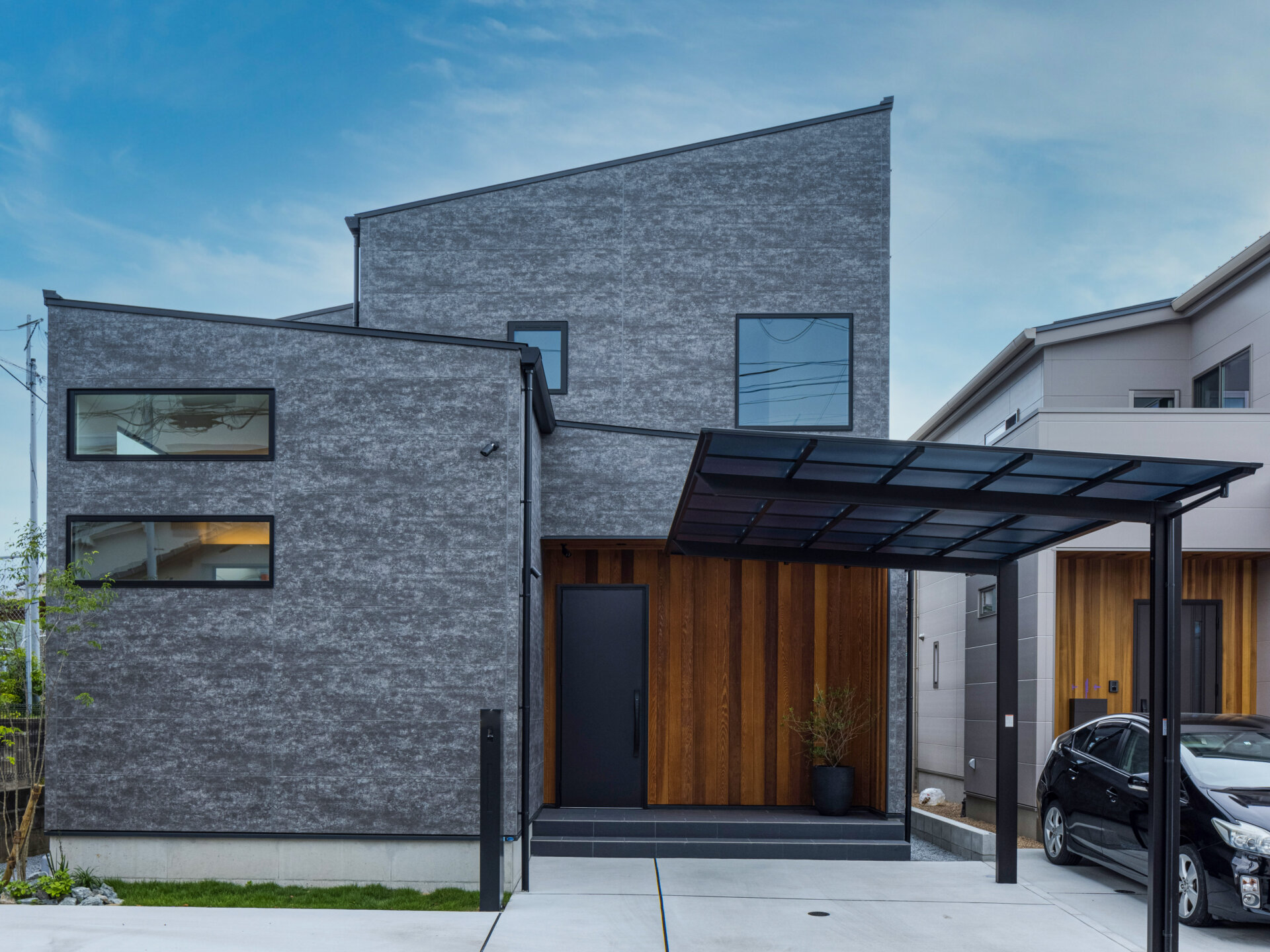 武田幸司Ginga architectsによる、宮城・仙台市の「館のリノベーション住宅」。軽量鉄骨造の二世帯住宅の2階部分を改修。既存の“ダイナミック”な天井架構から着想して、新設した各部屋が“天井で繋がる”構成を考案。一世代分のサイクルを終えた住まいを現代の生活様式や