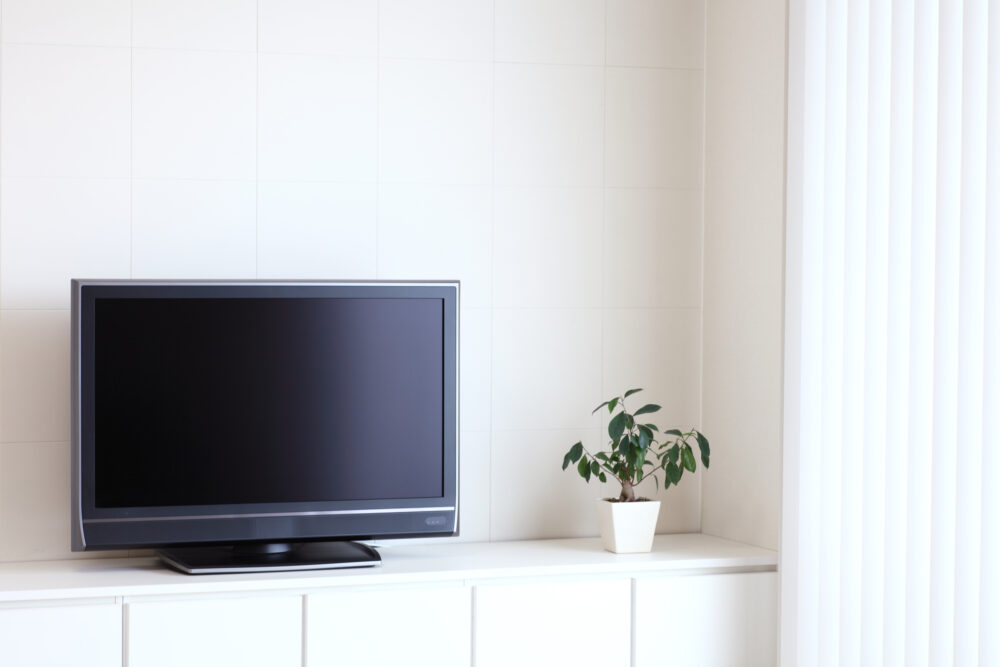 風水的に良いテレビの位置とは。方角や置き方のポイント、やってはいけないことも紹介「マイナビウーマン」