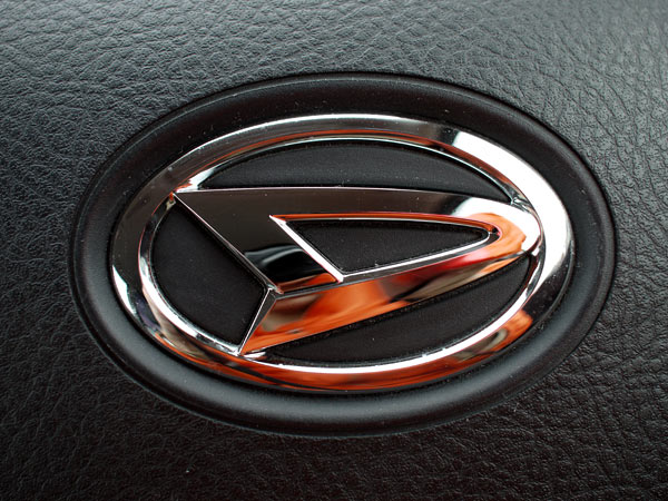 ダイハツエンブレム 車のエンブレム図鑑 由来や意味も分かる！メーカー別に一覧でご