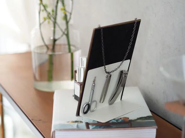 収納アイデア 洋服の「立てる収納」は100均ブックエンドが便利！ :窪田千紘フォトスタイリングWebマガジン「Klastyling」暮らす＋スタイリング