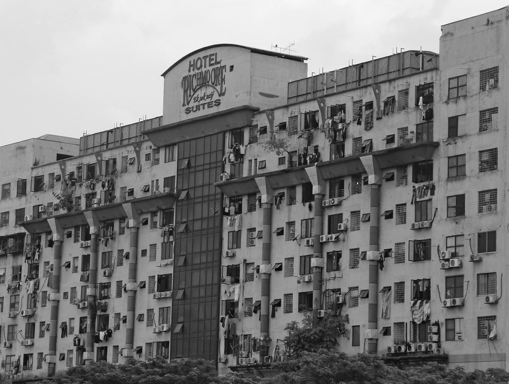 Bangunan hotel terbiar di