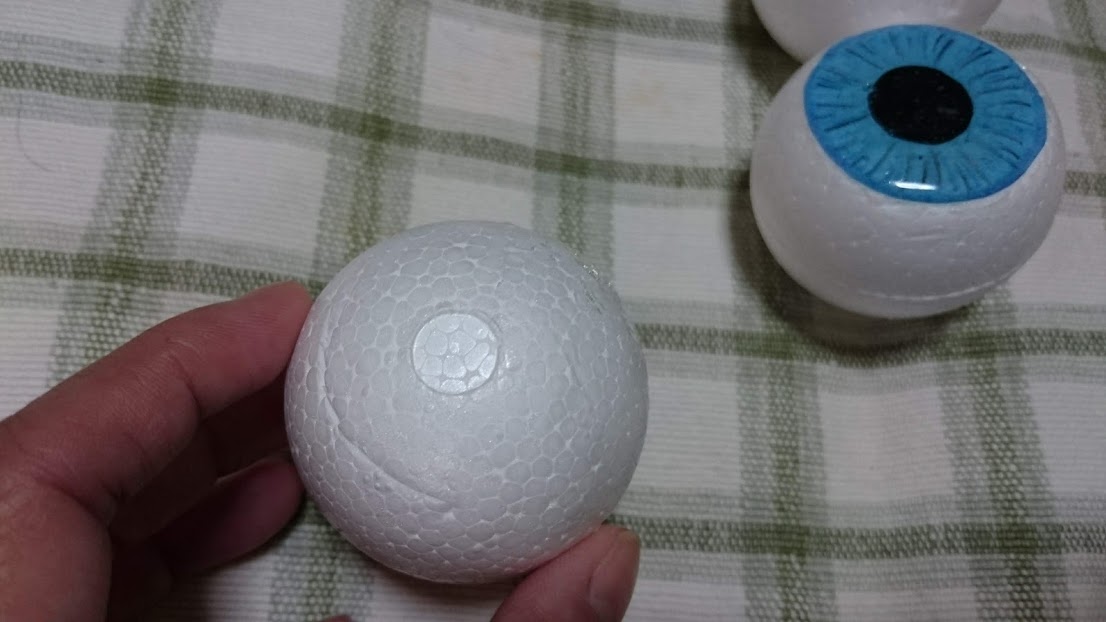 ハロウィンの工作粘土で目玉の作り方