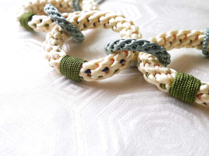 初心者さんも必見 マクラメ編みの基本的な編み方！紐だけで簡単手づくり - テープ・コード・ひも - クチュリエブログ