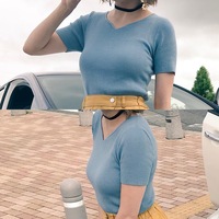 ランジェリーで巨乳の若いインド人女性 — ストック写真 ©