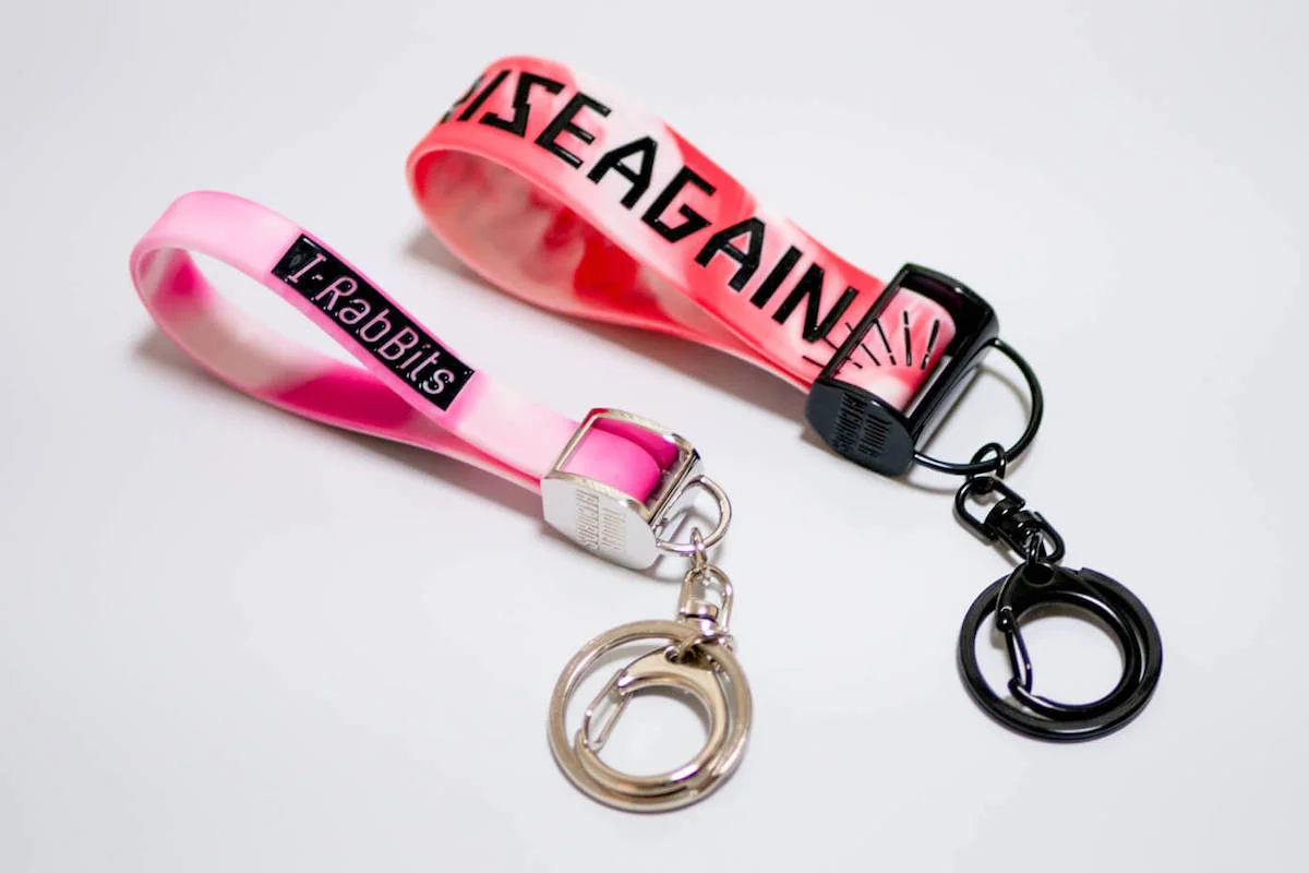 ラバーバンドキーホルダー取付方法について