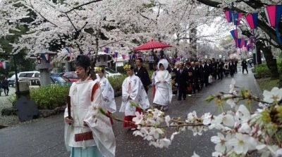 Amazon.co.jp: 平和園、たどりつけるだろうか 名古屋駅西口をさまよう あ、黄色い看板 加藤治郎