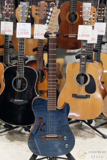 Amazon手彫りカスタムエレキギター新しいエンジェルモデルデザイン、ビブラートシステムブリッジとゴールドハードウェアを備えたソリッドウッドボディギター、初心者、中級者、プロプレーヤーに最適エレキギター楽器・音響機器