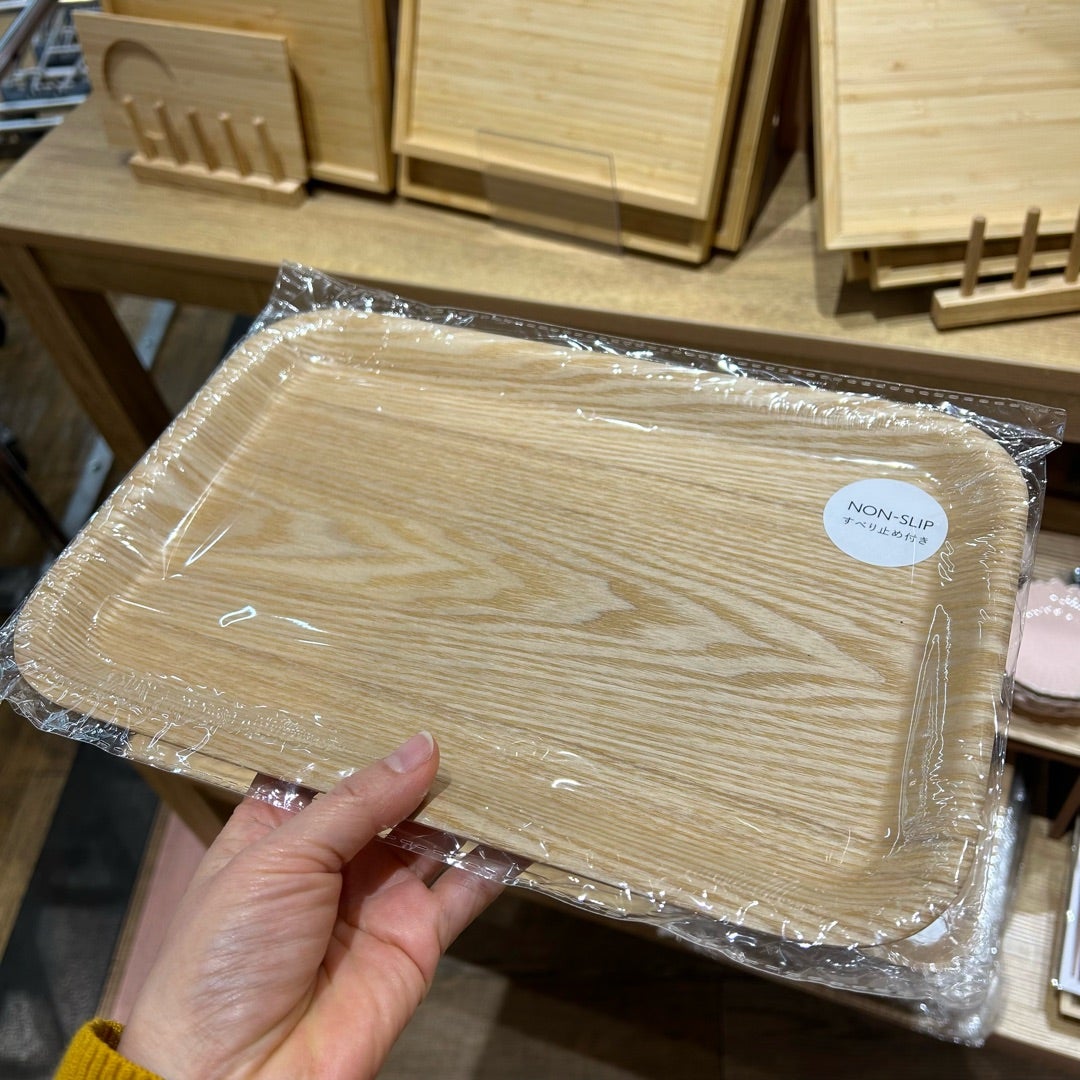 すべりにくいトレー 子どものお手伝いにも！ノンスリップ加工で安心して運べる木目カフェトレ