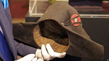 バラの花図鑑 「シャポー・ド・ナポレオン」は、苔がついたような萼が楽しいオールド・ローズの人気品種バラと小さなガーデンづくり