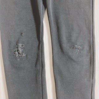 子どものズボンの膝に、大きな穴が開いてしまったので、ネットで見かけた補修方法を試してみました。穴の裏からフェルトを当てて口みたいにして、目をつけたら完成♡ 「明日、保育園に履いていく〜♪」と気に入ってもらえました。思ったよりかわいくできて大満足♡ 他の