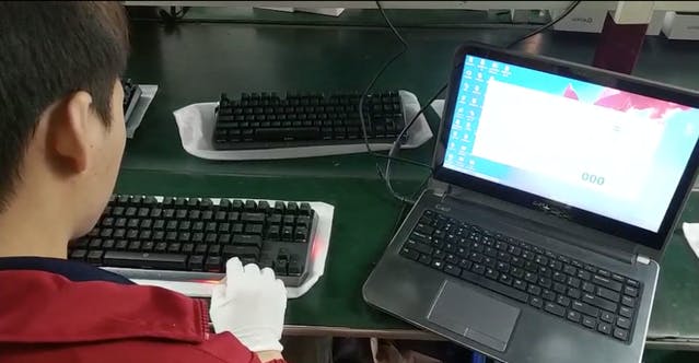 yuraneko_ 🆕 左手はキーボードのWAD 右手は愛猫のLHM FPSするから親指に🔫nailsgogoの岩本さんありがとうございます🐾🐾nailスカルプネイルwasdfpsgamerlifegamernailskawaiigaming地雷ネイルrazer