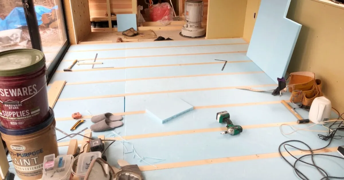 楽天市場 断熱材・スタイロフォーム 25mm 182cmx91cmx2.5cm 厚さ2.5cm 厚さ25mm 断熱性 壁 窓 床 消音効果 サブロク3x6板 ＤＩＹ DIY まとめ買い 日曜大工 F4 結露防止 床 屋根 壁 天井 下地 補強 断熱材・スタイロフォーム 25mm182cmx91cm : fiscu フィスク