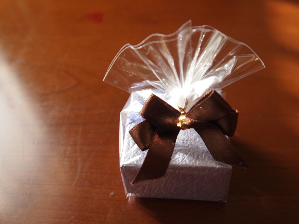 紙を使ったラッピングアイデア。正方形の紙を折って、ちょっとした小箱に